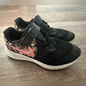 Nike Girls Sneaker with Velcro Size 1 in Cute Floral Detial